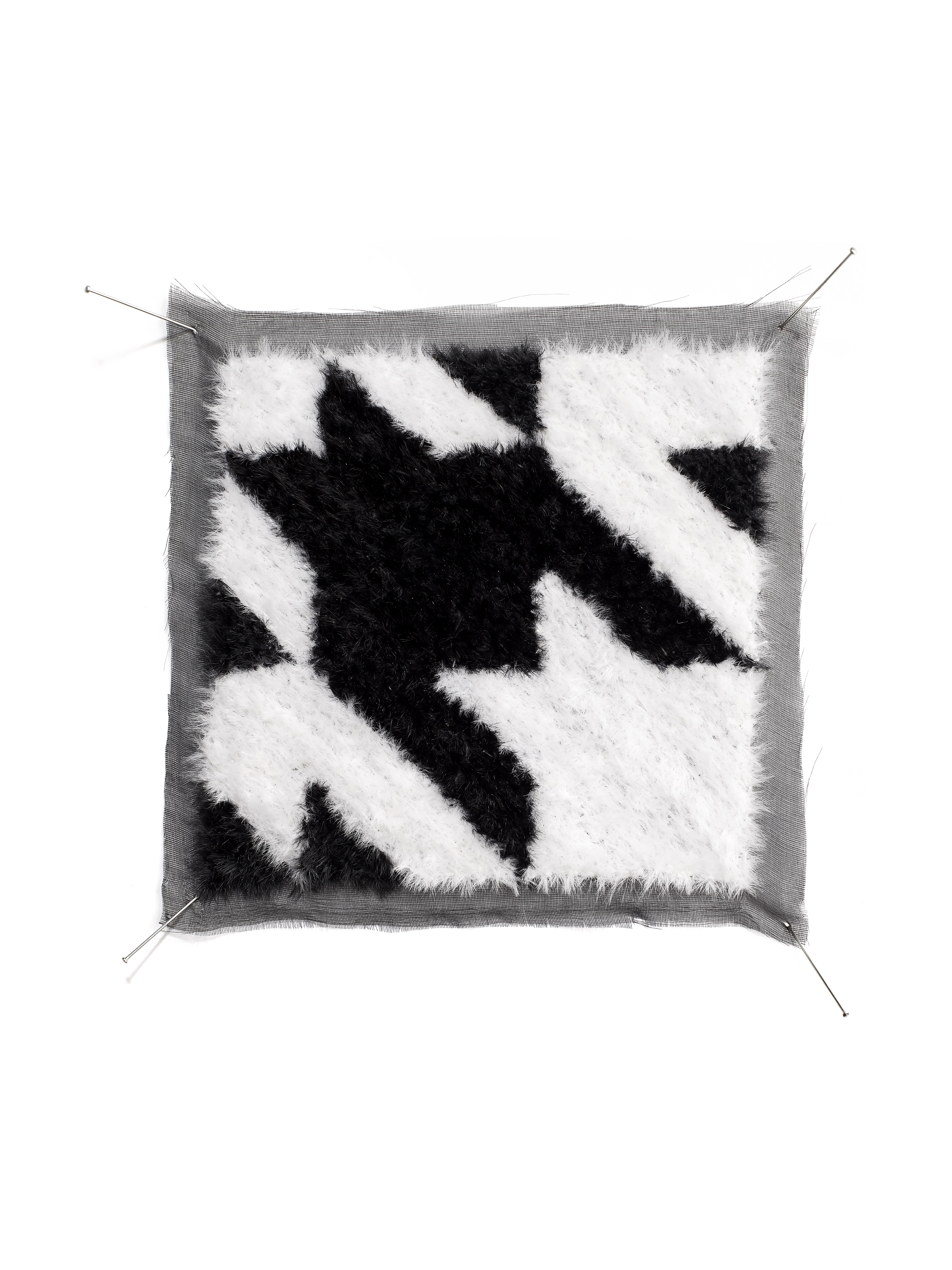 Echantillon plumasserie, Pied de poule. Couleur : blanc, noir Catégorie : Graphic