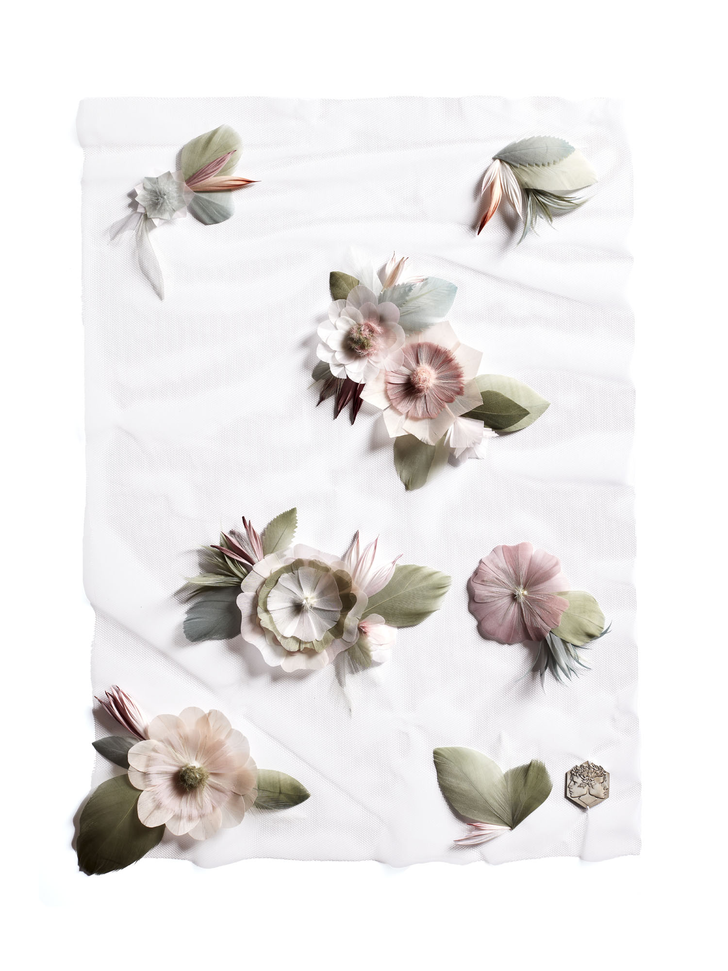 Echantillon plumasserie, Persephone. Couleur : blanc, rose, vert Catégorie : Vegetal