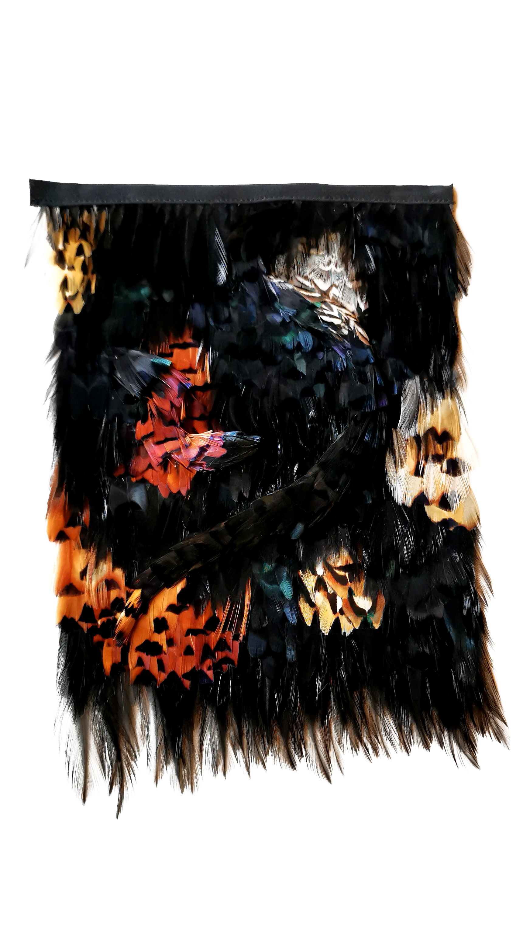 Echantillon plumasserie, Woody snake. Couleur : noir, rouge, beige, jaune Catégorie : Animal