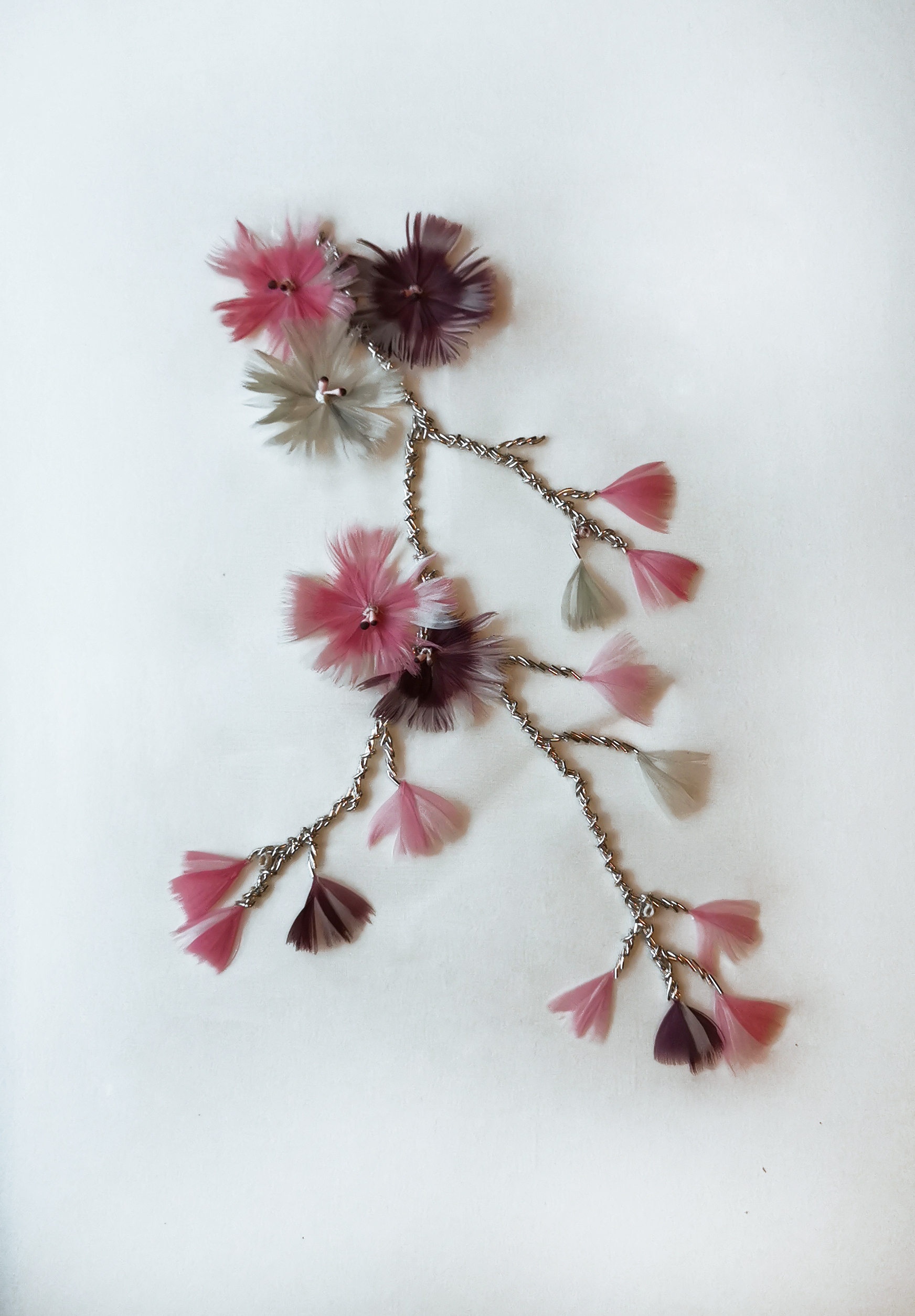 Echantillon plumasserie, Silver sakura. Couleur : rose, argenté Catégorie : Végétal