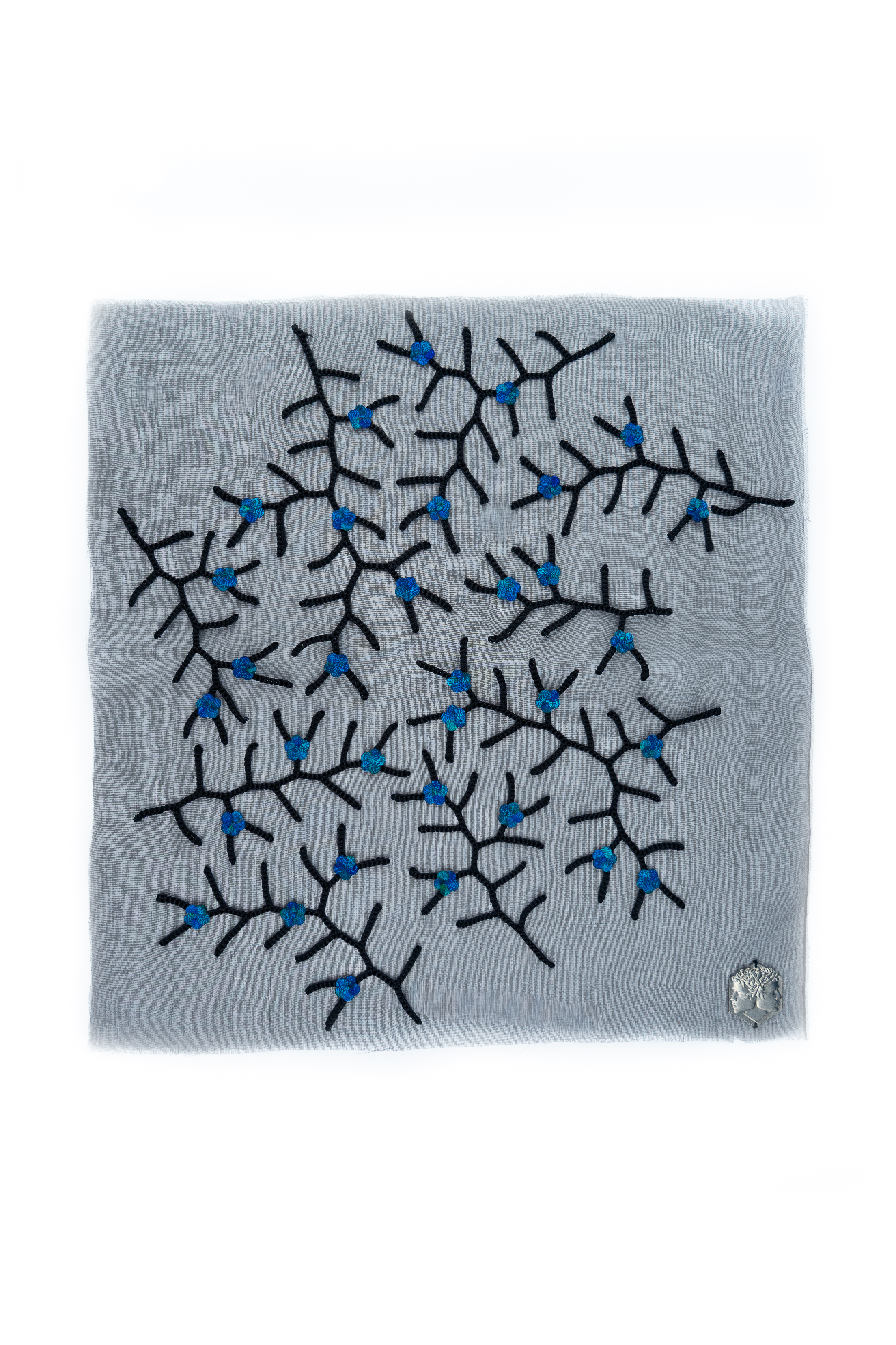 Echantillon plumasserie, Aconit. Couleur : Bleu, Noir Catégorie : Embroidery