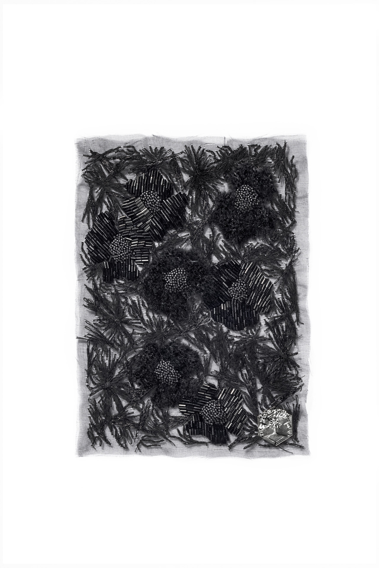 Echantillon plumasserie, Poppies. Couleur : Noir Catégorie : Embroidery